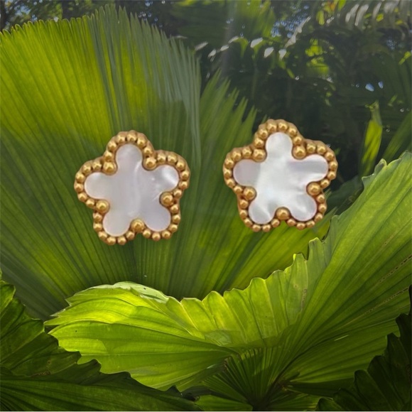 NWOT Clover  Five Petal Flower Earring Studs Made of Mother of Pearl and 18K GP - Picture 12 of 16